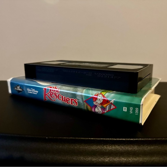 Disney’s The Rescuers VHS - Picture 2 of 4
